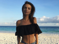 Emily Ratajkowski lekko odziana na plaży